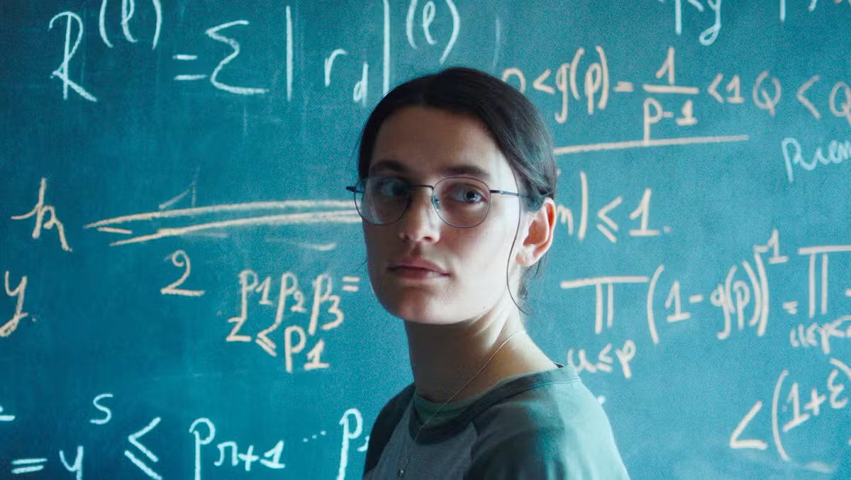 Still from Le Théorème de Marguerite showing Marguerite in front of a chalk board.