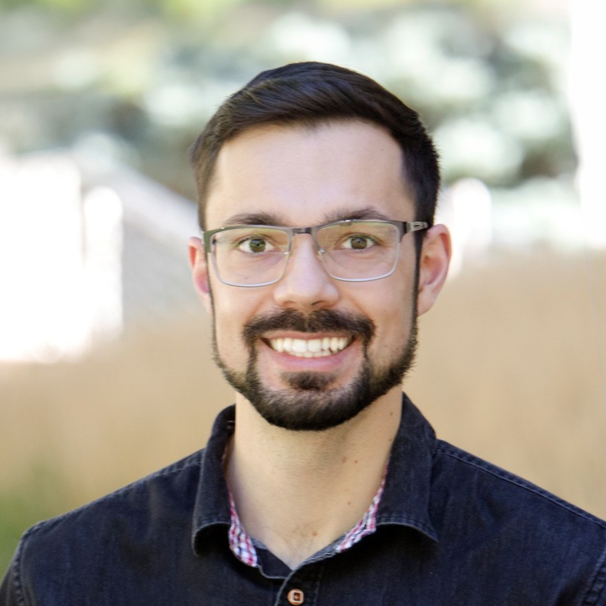 Gustavo Della Flora Nunes headshot.