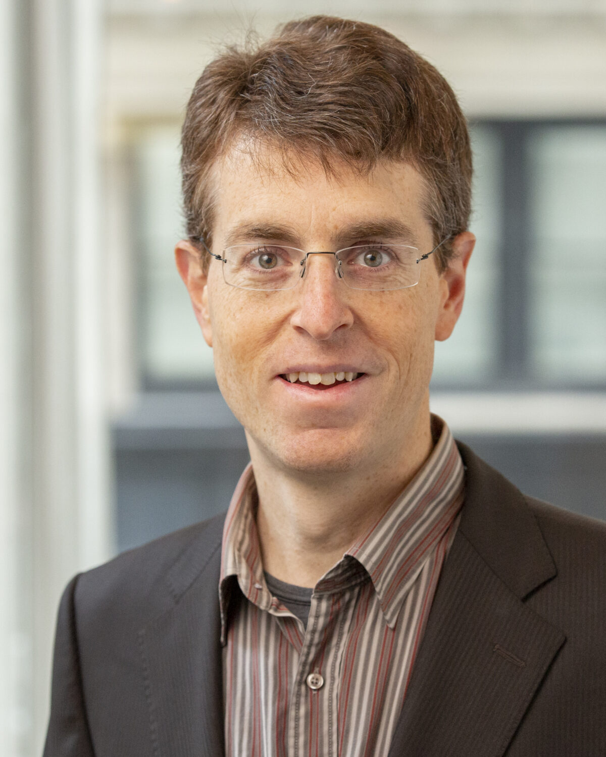 Portrait photo of Oded Regev