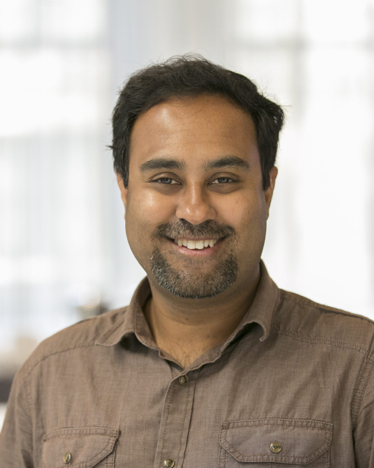 Portrait photo of Surya Ganguli