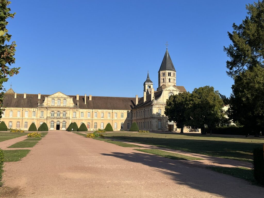 photo of the building in Cuny, France where the school is held.