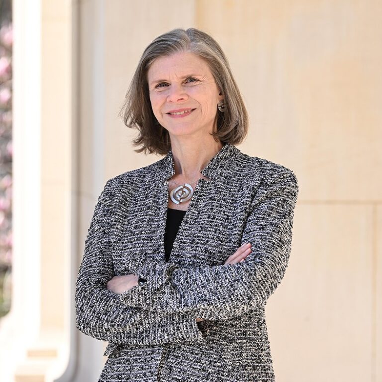 Portrait photo of Angela Olinto
