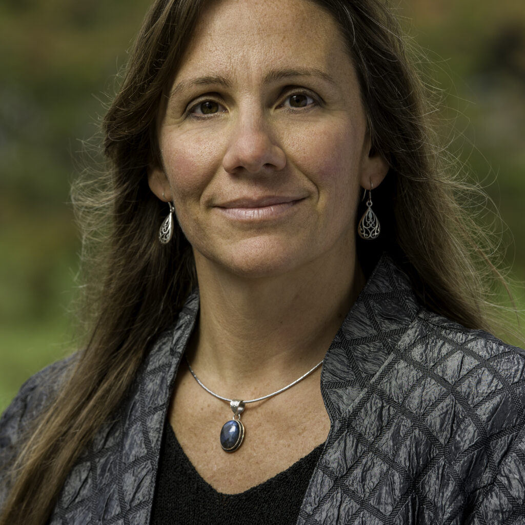 Portrait photo of Jennifer Raymond