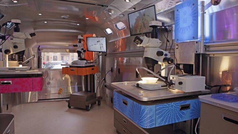 Microscopes in the interior of BioBus 2