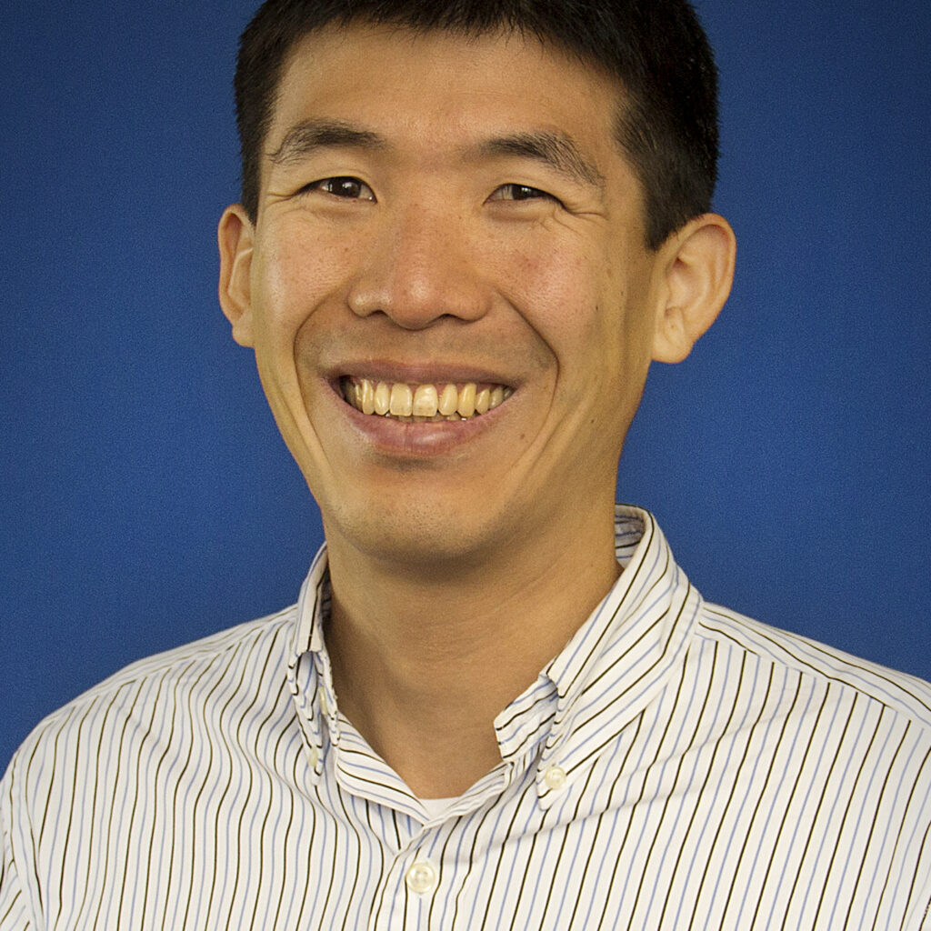 Portrait photo of Byron Yu