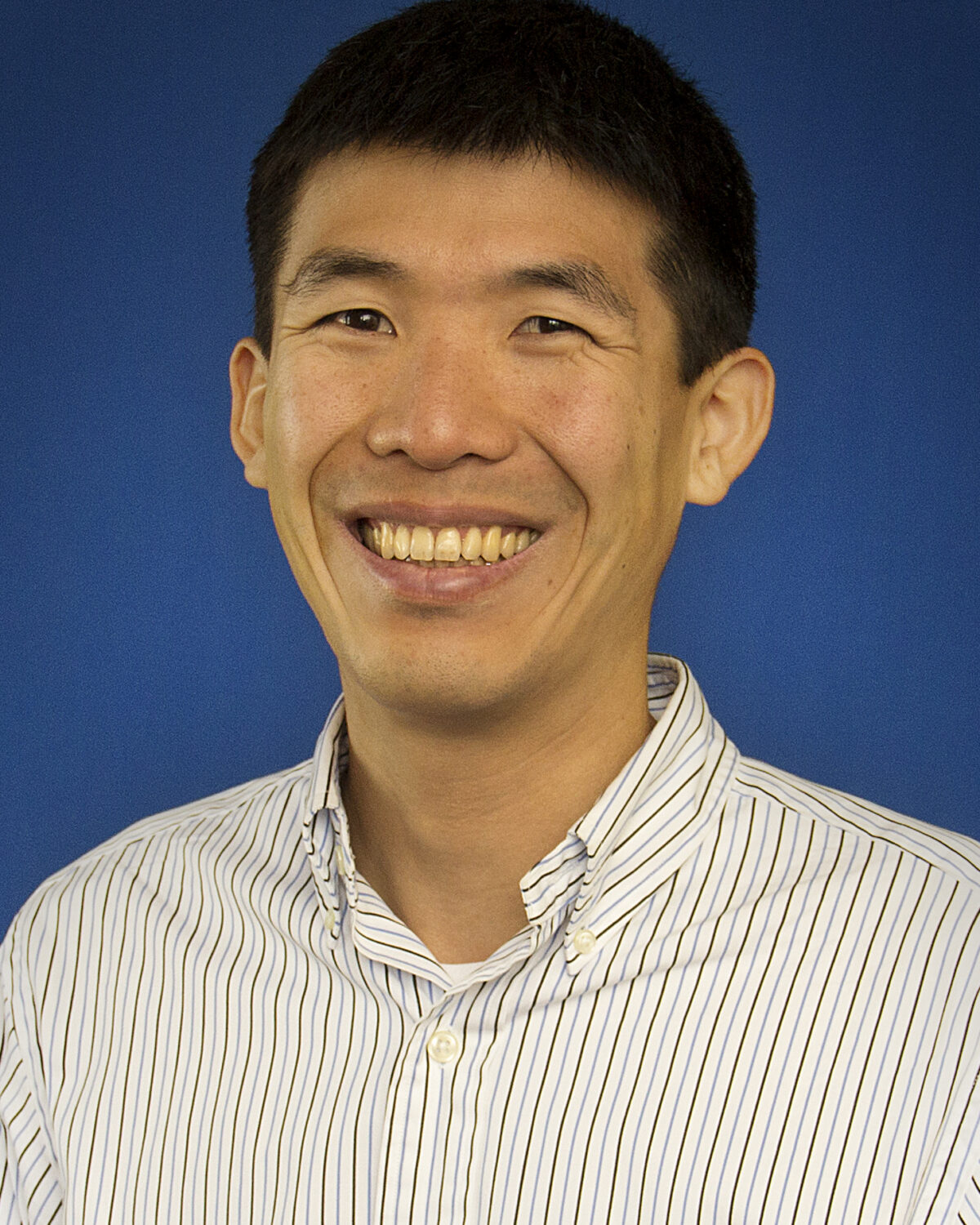 Portrait photo of Byron Yu