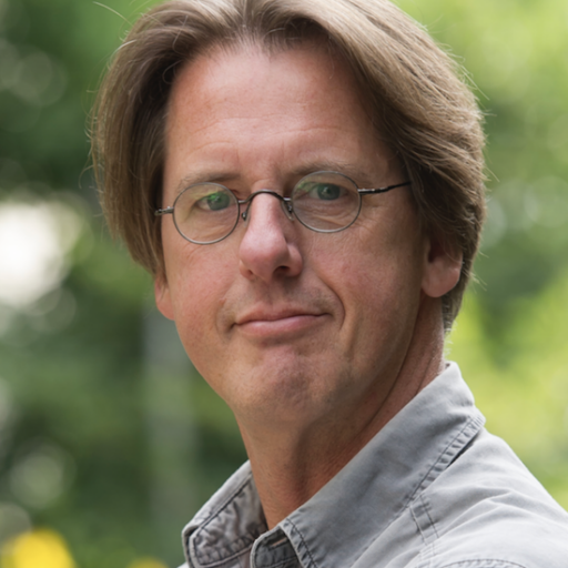 Headshot of SFARI Investigator August Smit.