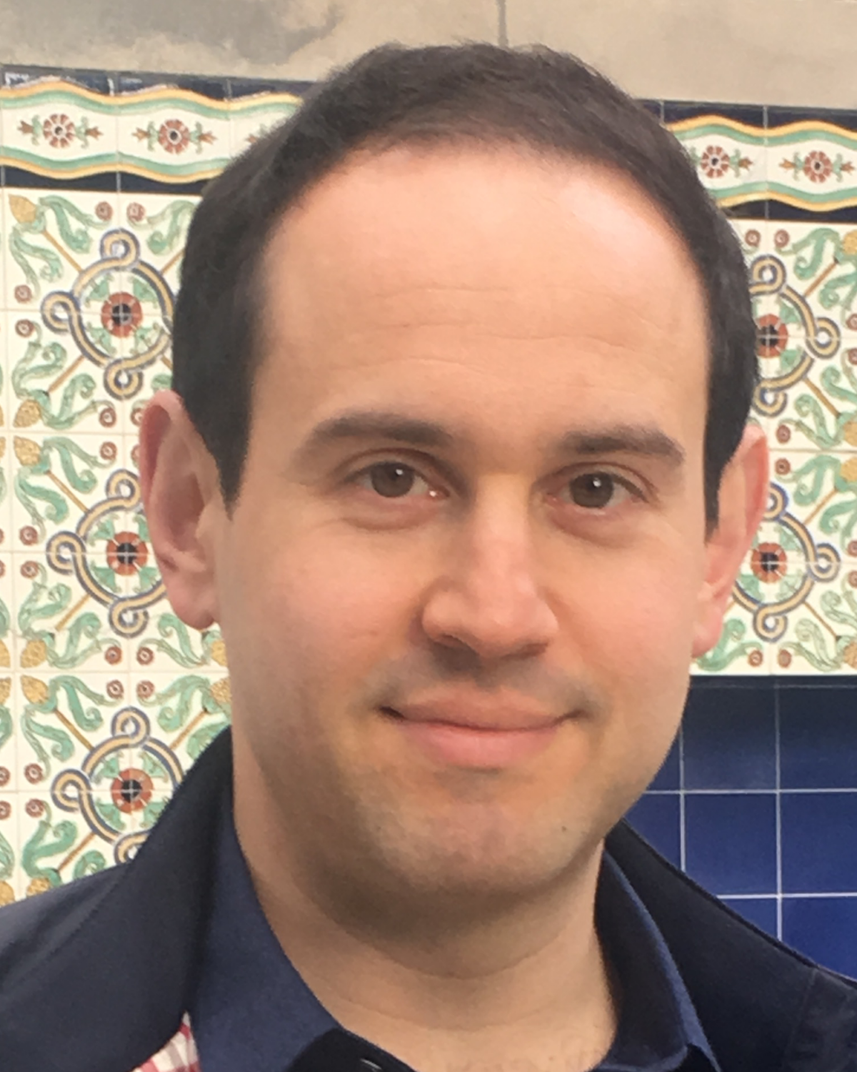 Headshot of SFARI Investigator Evan Feinberg.