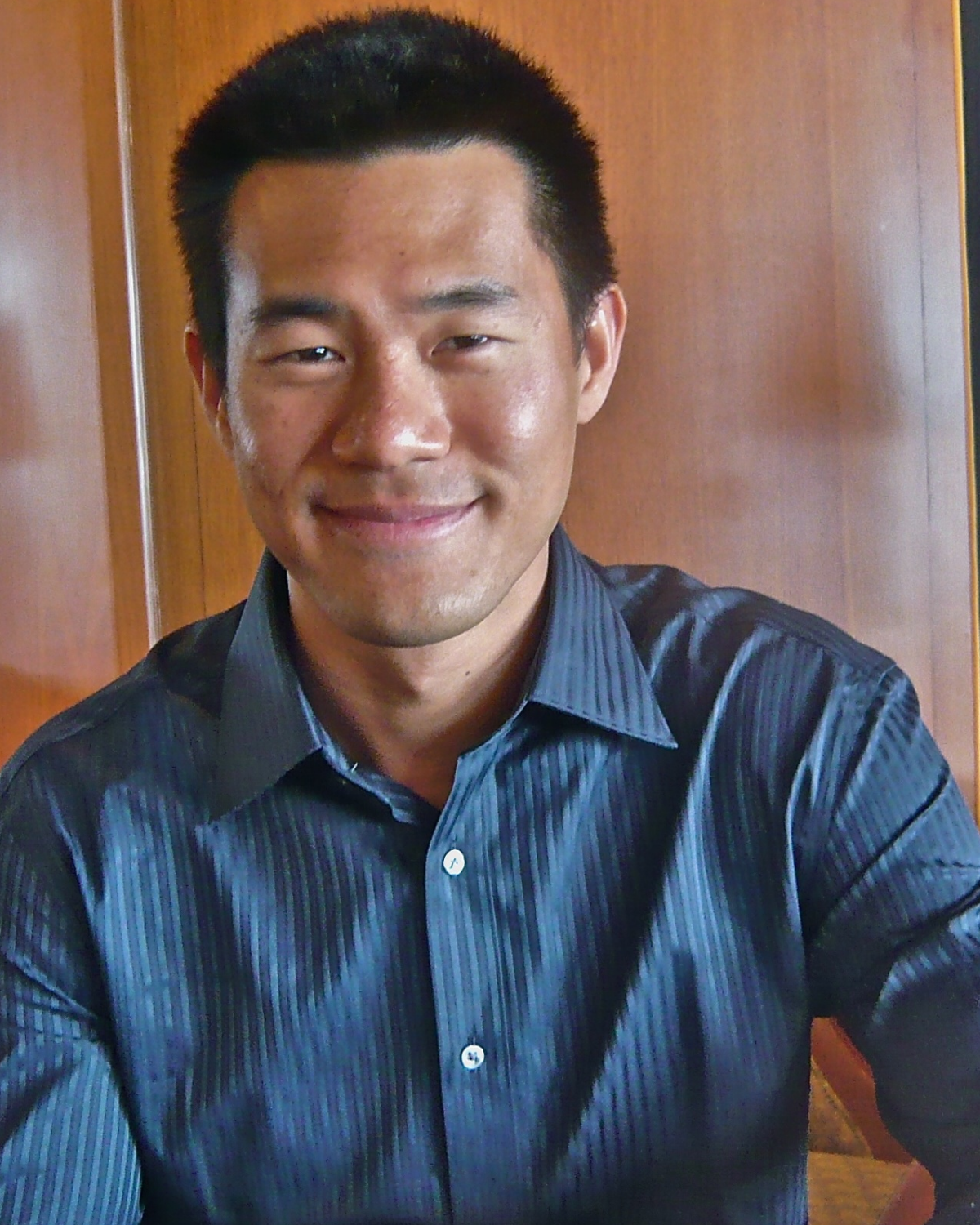 Headshot of Gene Yeo.