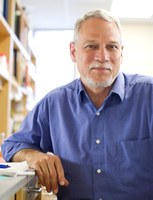 Headshot of SFARI Investigator Gary Landreth.