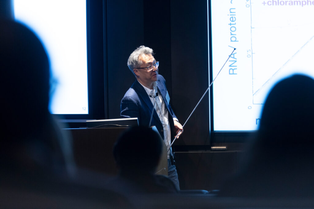 Suckjoon Jun delivering his presentation at the Simons Foundation Pivot Fellowship Annual Meeting.